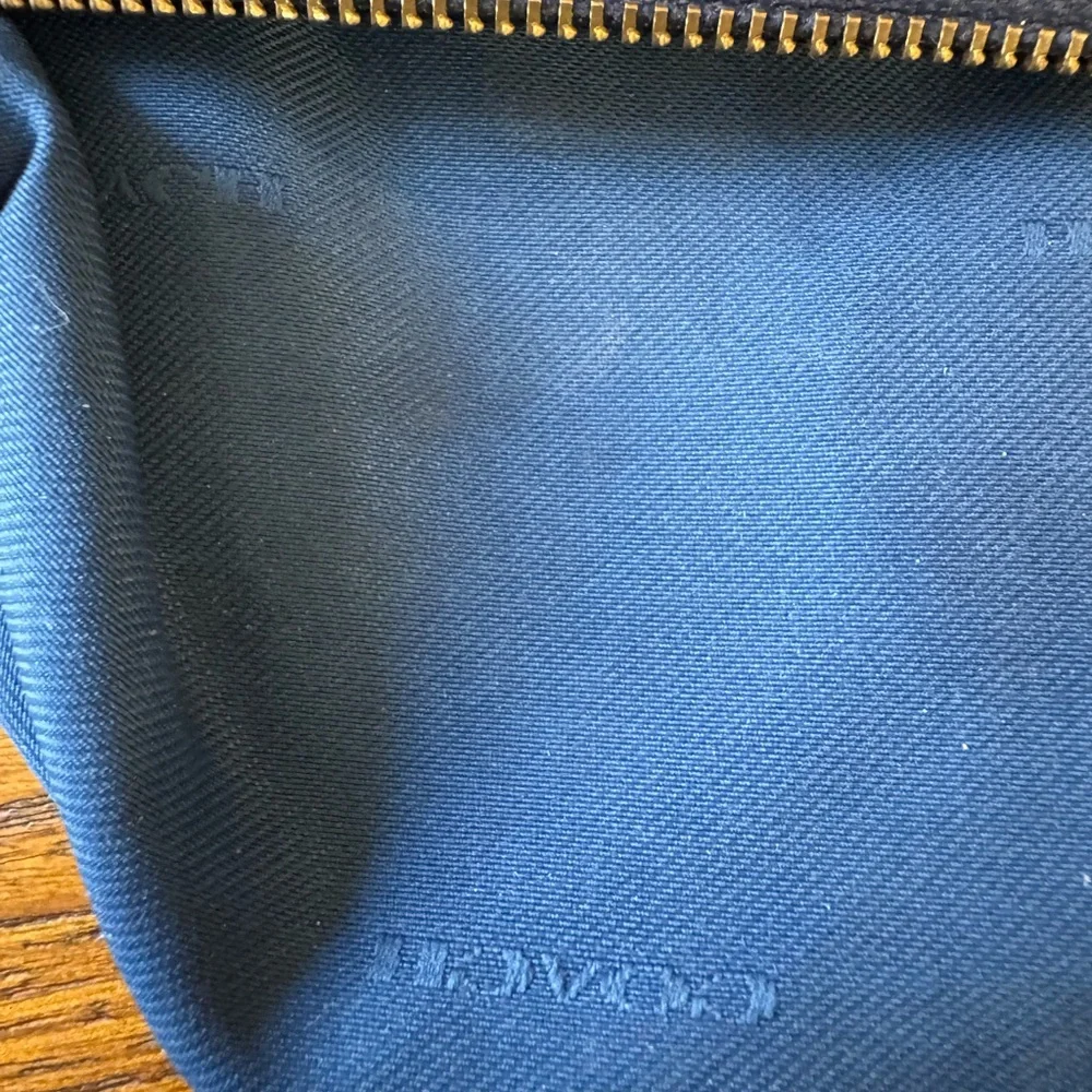 Coach Navy Leather Pouch Zip Clutch Gold Logo Minimalist Chic Travel wallet chic - Picture 8 of 8